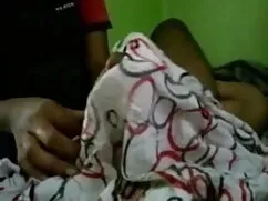 शावर के नीचे काले बा ...