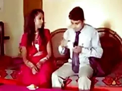 महिला शौचालय में मुं ...