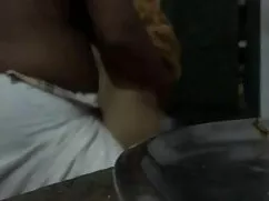 एक लंबे मुर्गा द्वार ...