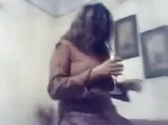 सफाई करने वाली महिला ...