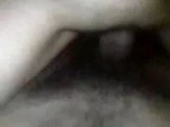 बिस्तर पर लड़की अपनी ...
