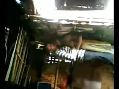 रसोई में गर्म गोरा क ...